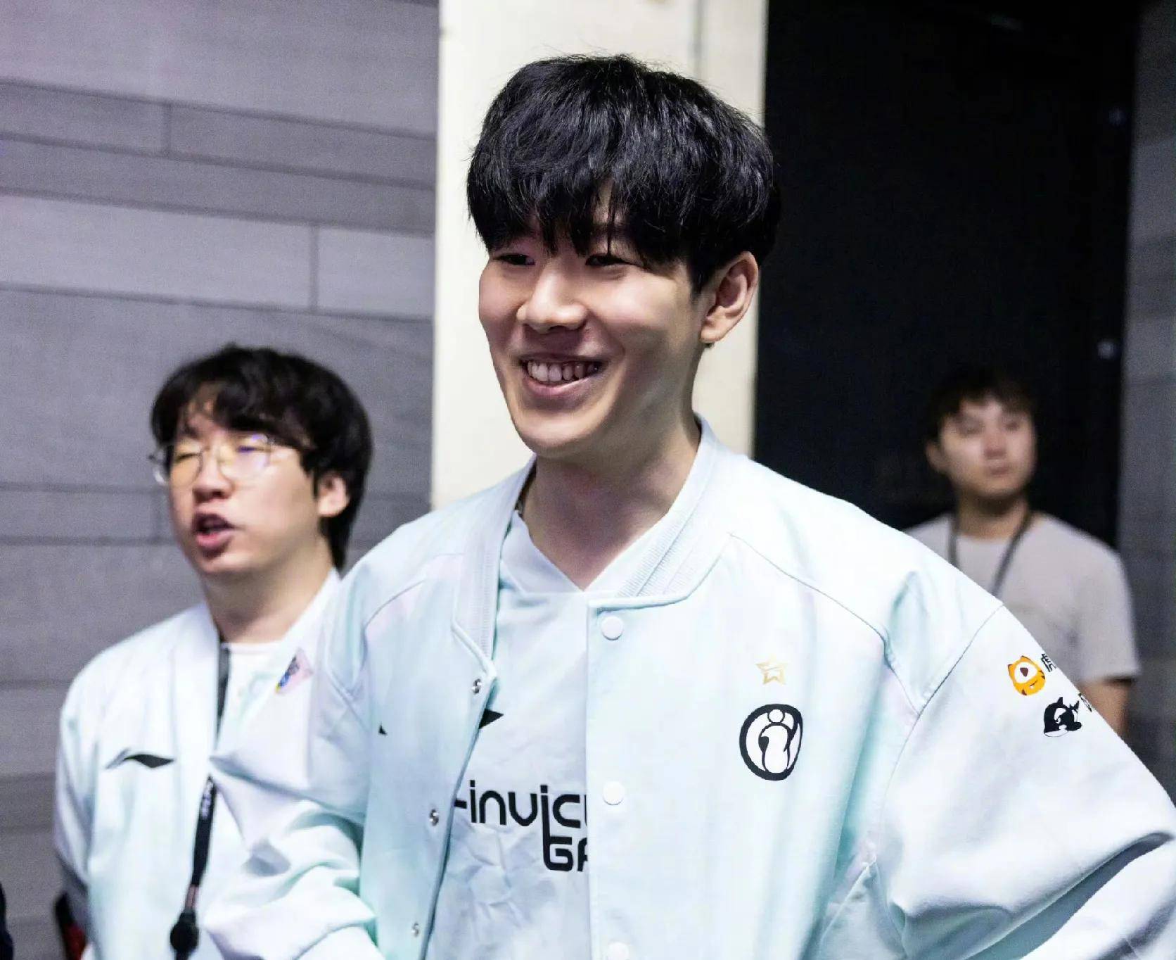 上继续垫底 上继续垫底